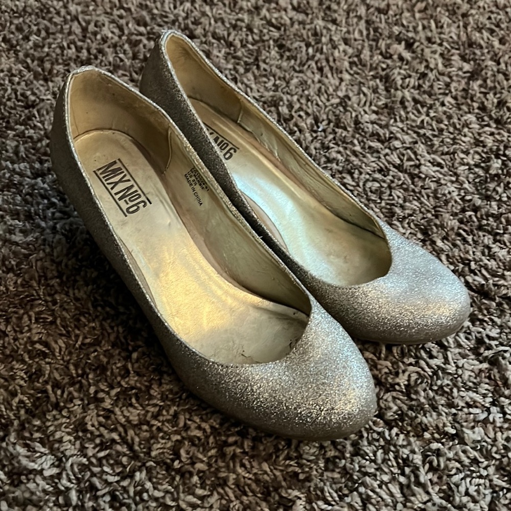 Gold glitter, short heels
